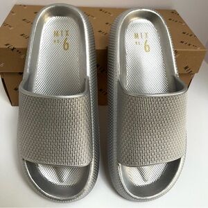 Women’s Silver Slide Sandals Size 8 NWT